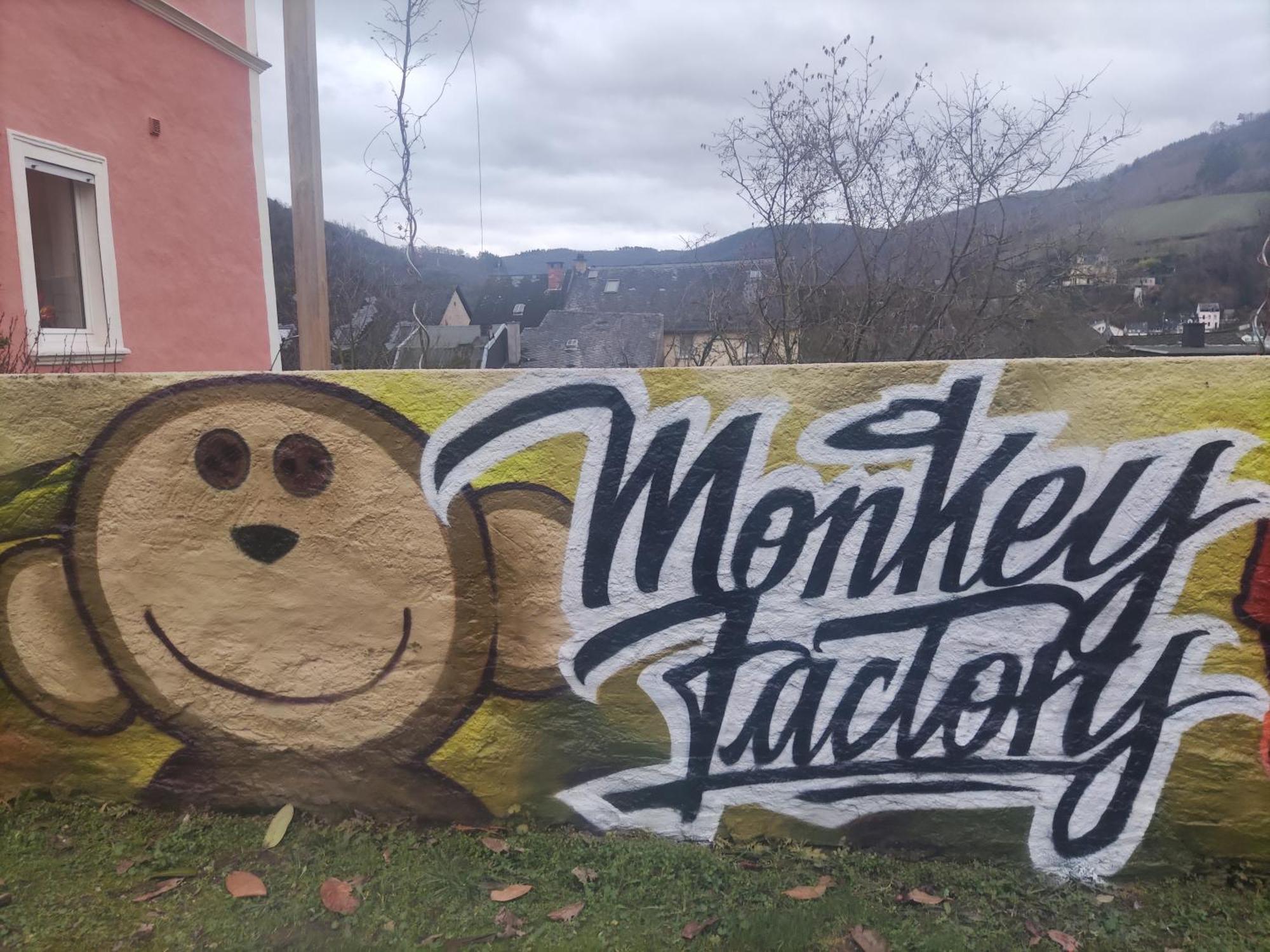Monkey Factory - Mini Home-Stay Hostel Traben-Trarbach Bagian luar foto